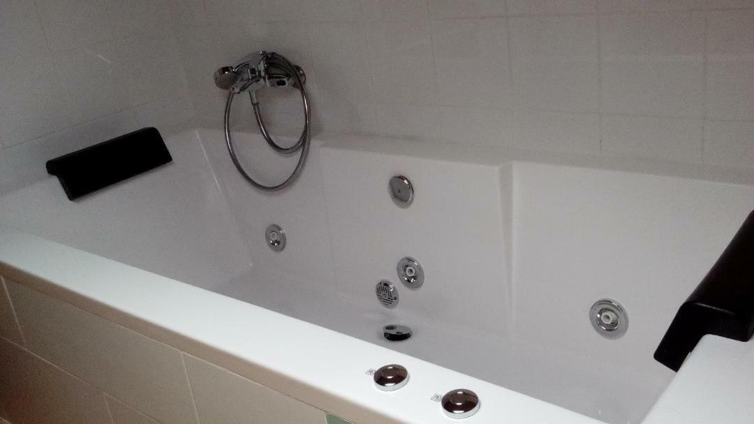 Double Room Rectangular Spa Bath